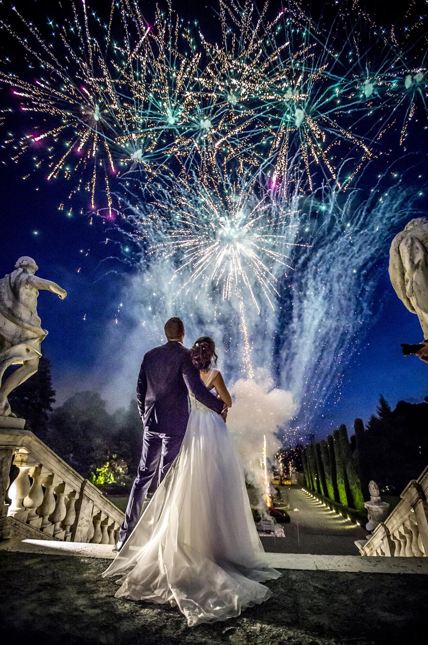 Foto di Chiara e Alessandro che guardano i fuochi d'artificio fuori da Villa Canton