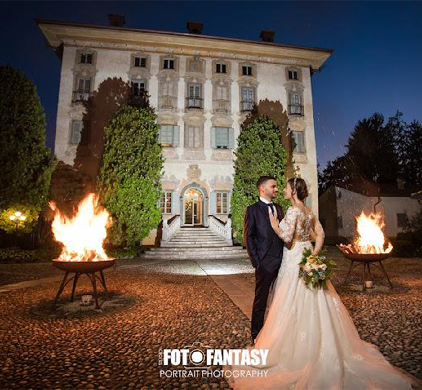 Foto di Chiara e Alessandro che guardano i fuochi d'artificio fuori da Villa Canton